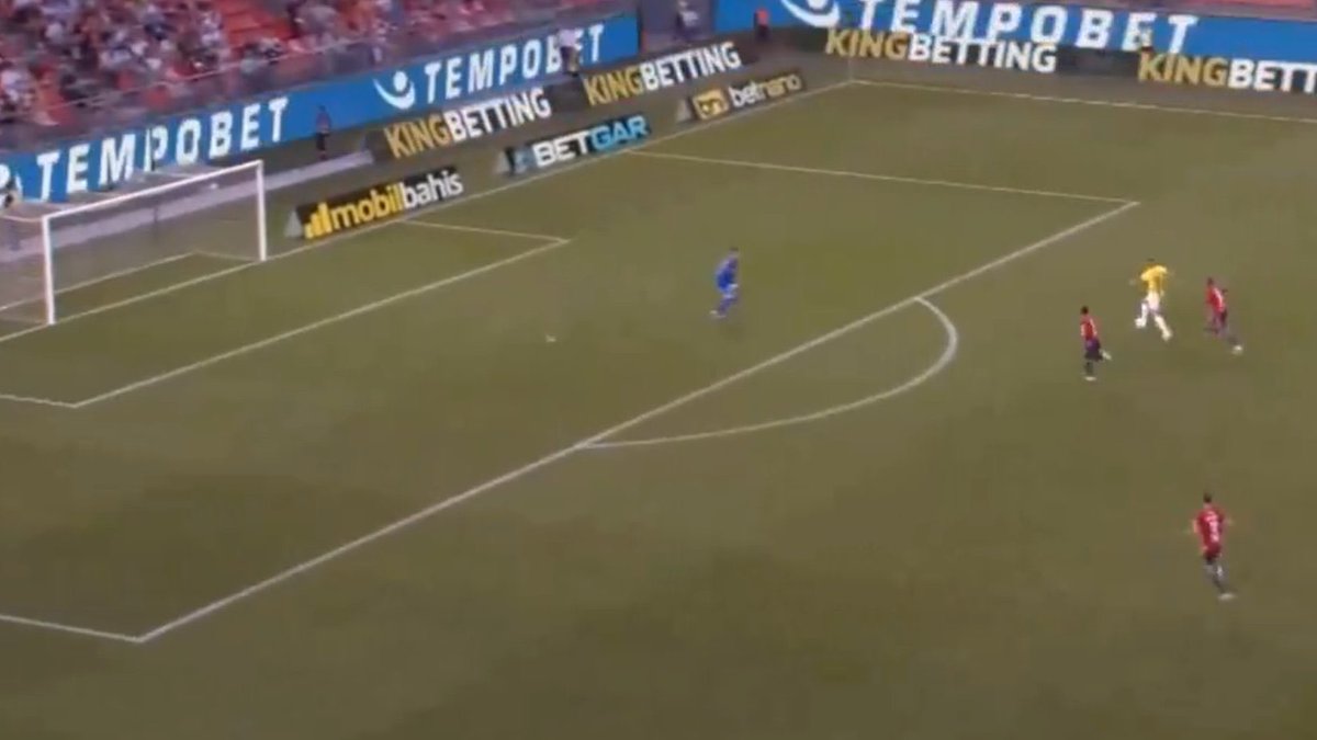 Hiç mi yapmadın kariyerinde antrenmanlarda bu aşırtmayı tecrübeli golcüysen atacaksın Dzeko