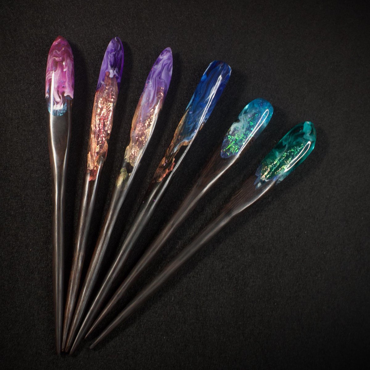 Epoxycraft_'s tweet image. 8 years Orangerium has trusted Entropy Resins® biobased Clear Casting Epoxy, to provide excellent results. Look at these hair pins! 🍃🎨

➡️ Learn more about CCR here: bit.ly/4ckzhqT   

#entropyresins #clearcasting #epoxyartist