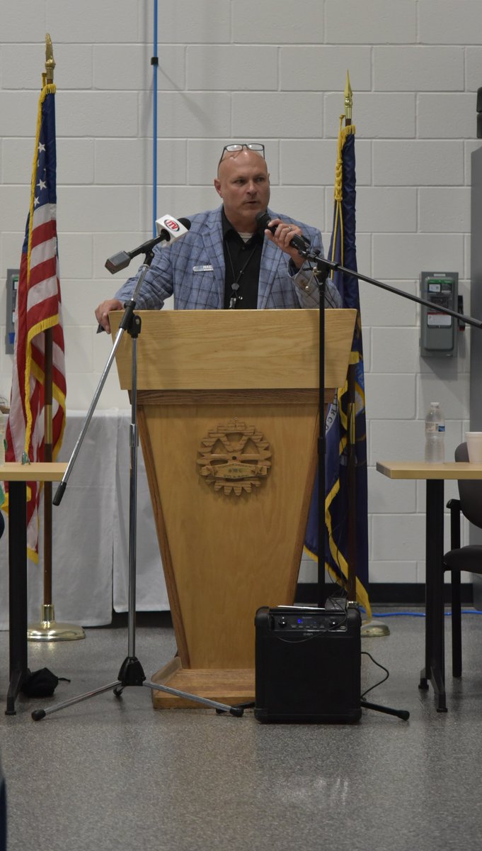 Today, Dir. Washington, alongside SMT Warden Nagy, State Rep. O’Neal, and State Senator Shink, celebrated the grand opening of the Vehicle Technology Center at the SMT Vocational Village. The new center will provide skilled trades training for prisoners in an in-demand field.
