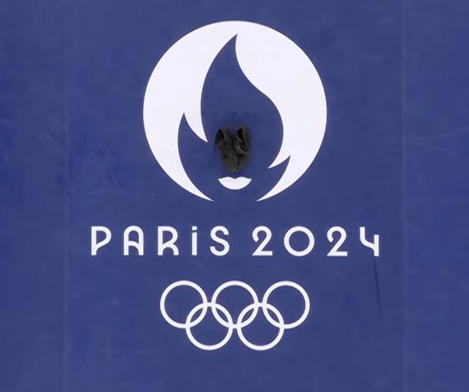 Tiene que haber dolido mucho poner sus zapatillas allí, al centro del colchón. Un punto final a una carrera extraterrestre: cinco oros olímpicos al tiro. #MijaínEsCuba, que no hinca rodillas ante nadie. #Paris2024