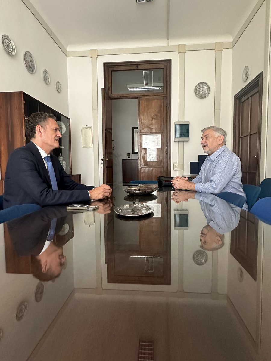 Nuestro embajador sostuvo una reunión con el señor Massimiliano Menichetti, responsable editorial del Vatican News. En el encuentro informó al señor Menichetti la verdad de los hechos acaecidos en el país, antes, durante y después del resultado de las elecciones del pasado #28Jul