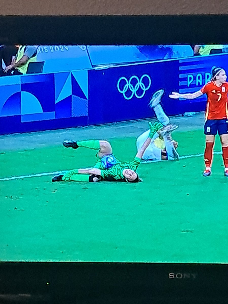 samp99's tweet image. Lorena da Silva Leite finally back in her preferred position after at least 5 minutes standing up.

#BRAESP #Olympics