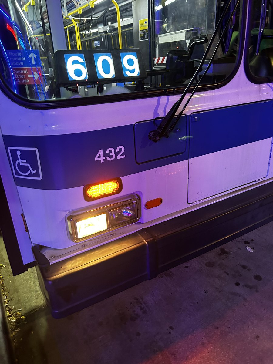 DAHLEZAMA's tweet photo. This happened last Thursday and they turned off the ventilation of the bus and left us there without caring. @MTA @MTATravelAlerts https://t.co/7Bt4qzptY4