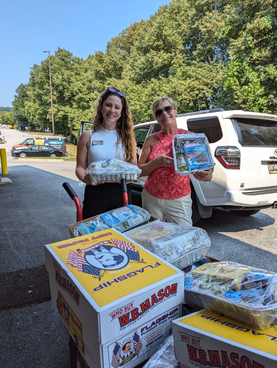 BaltHungerProj's tweet image. Busy day in the warehouse! @KPMG  assembled 1,000 welcome kits, @OrrstownBank brought food drive collections, and our Thursday volunteers brought new banana boxes! We love having activity in the warehouse! 🙌❤️