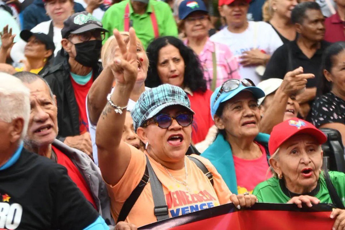 #6Ago
Las abuelas y abuelos de la Patria salieron a las calles de Caracas para reafirmar su llamado a la paz y apoyo al presidente <a href="/NicolasMaduro/">Nicolás Maduro</a> 
<a href="/ConElMazoDando/">Con el Mazo Dando</a> 
#ChaoWhatsApp #Infocentro #CienciaParaLaVida 
<a href="/Gabrielasjr/">Gabriela Jiménez</a> <a href="/LaRosaInfoVE/">LaRosaInfoVE</a> @brigadasCHCH <a href="/InfocentroOce/">Infocentro_Vzla3</a> <a href="/enunclicvlc/">caraboboenunclic</a>