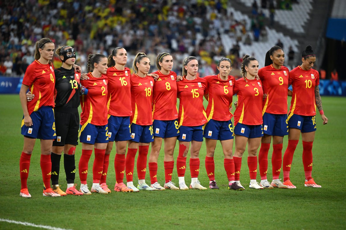 DAZN_ES's tweet photo. Ganasteis el Mundial, ganasteis la Nations League, habéis llegado a semifinales en vuestros primeros JJOO, y no os cansáis de hacernos SOÑAR.

Nos caemos y nos levantamos con vosotras. Es hora de luchar por la medalla de bronce 💪🇪🇸🥉 https://t.co/ENrrMkgH7q