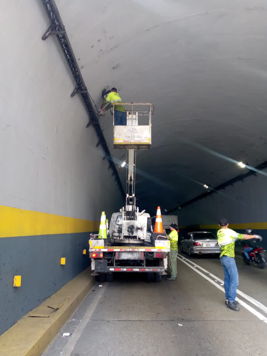 ¡Seguimos velando por la seguridad del pueblo! En aras de garantizar la circulación vial cómoda y eficiente de nuestros usuarios, la clase trabajadora de <a href="/TransporteGobVe/">Ministerio del Poder Popular para el Transporte</a>, ejecuta el reemplazo de luminarias en el canal rápido del Túnel del Paraíso, sentido El Valle, Distrito