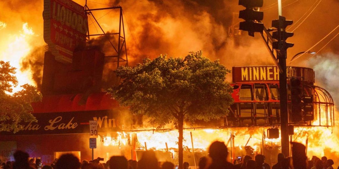 TomCottonAR's tweet image. Tim Walz refused requests for the National Guard, allowing rioters to burn more than 1,500 Minneapolis businesses &amp;amp; a police station. More than half a *billion* $ in damage. 

Walz could have stopped it, if he wanted to. 

Picking Walz shows how radical Kamala Harris truly is.