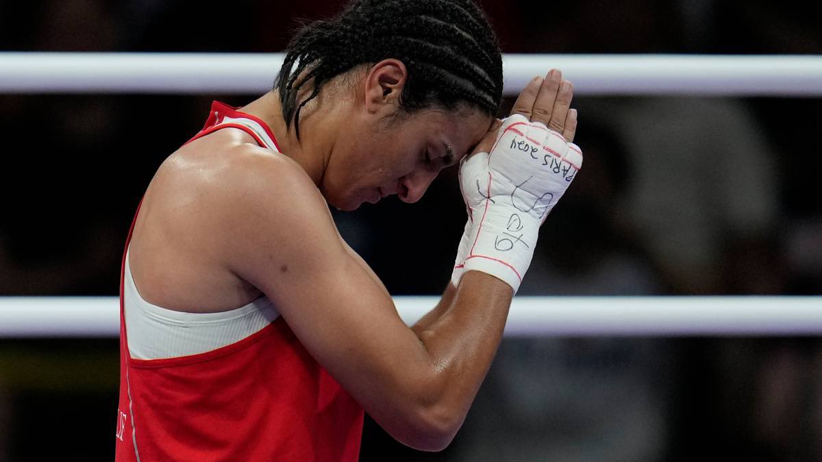 khaleddrareni's tweet photo. #Algérie #JOParis2024 La boxeuse algérienne Imane Khelif en route pour la médaille d’or après avoir battu en demi-finale des -66 kg la Thaïlandaise Janjaem Suwannapheng. 
Un exploit en dépit des multiples attaques et de la pression subie par l’athlète.
#ImaneEstNotreChampionne 🇩🇿 https://t.co/GPmumpSK8r