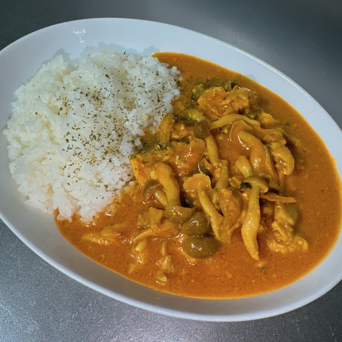 una_petitprice's tweet photo. 「レンチン15分で作れるカレー🍛」が本当に簡単で美味しい！！市販のカレールウは『油の塊』って知ってから控えてるけど、もはや作るのコレの方が楽。材料マルっと混ぜてチンするだけ...そして絶品すぎる✨作り方は下にまとめてます↓ https://t.co/FCSoyzQwnP
