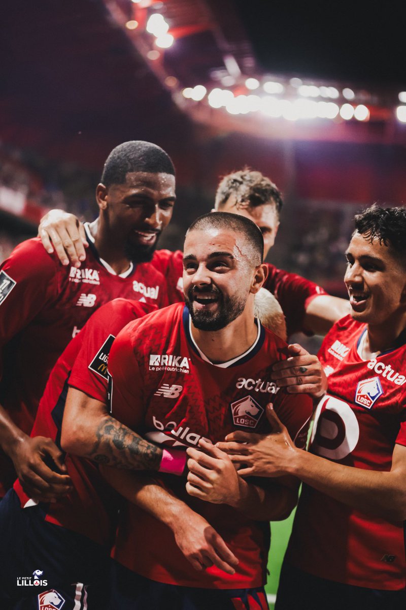 LePetitLillois's tweet photo. 📸 La 𝗝𝗢𝗜𝗘 des Dogues sur le but d’𝗘𝗱𝗼𝗻 𝗭𝗵𝗲𝗴𝗿𝗼𝘃𝗮… 😍 Et c’est cadeau ! 🎁 #LOSCFSK https://t.co/Dp6BjcvEnH
