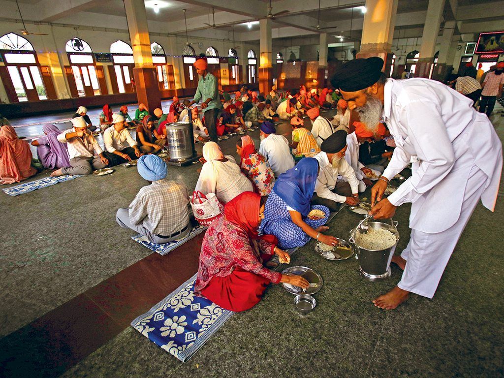 CloudFeasta's tweet photo. Discover the incredible Langar at the Golden Temple, where thousands are fed daily with love and unity. A truly inspiring example of community and service. 🌸🙏 #GoldenTemple #LangarSeva #CommunityLove https://t.co/WmeTmU2K9K