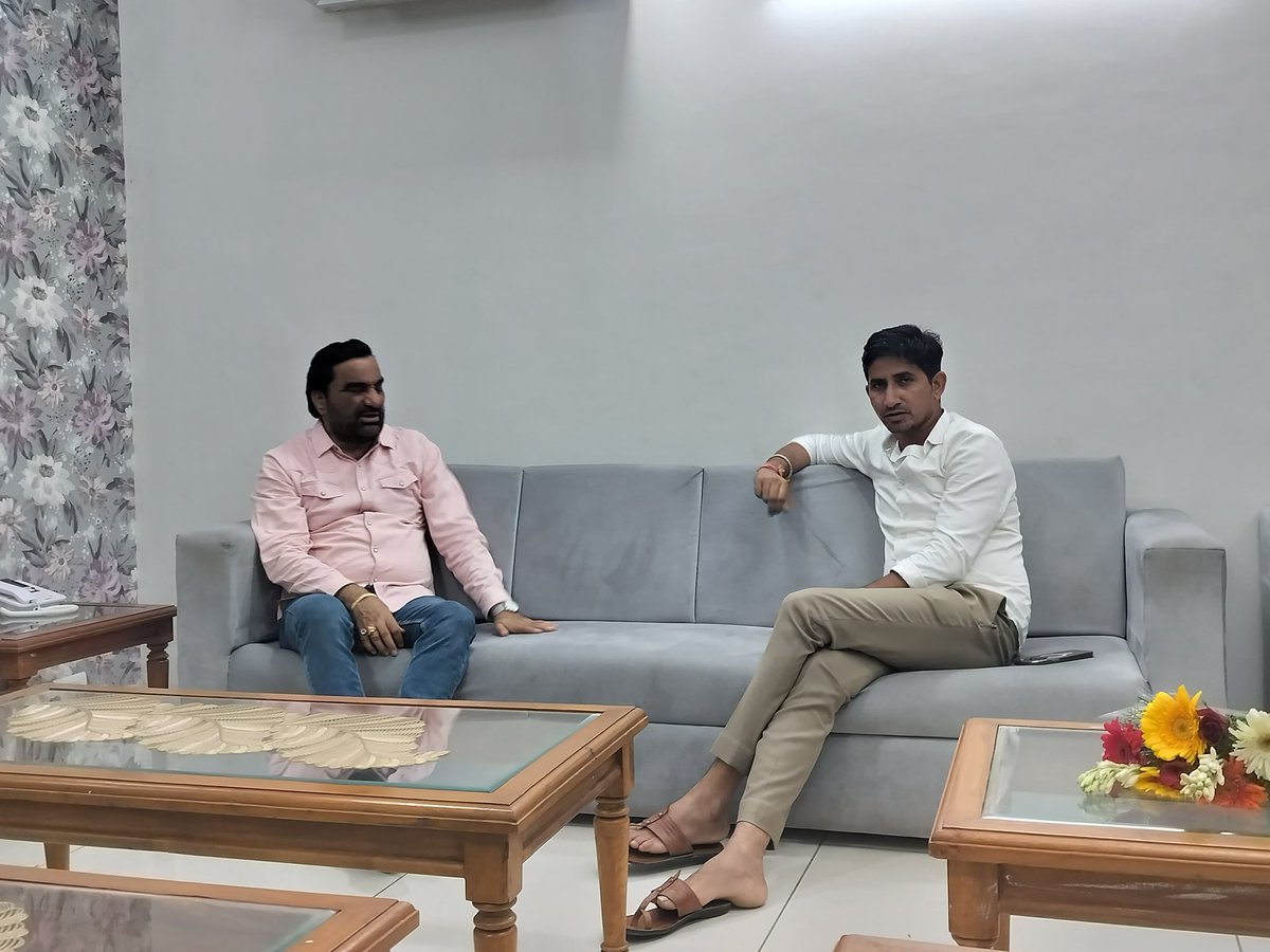 कल दिल्ली आवास पर बांसवाड़ा से लोक सभा सांसद श्री राजकुमार रोत ने शिष्टाचार मुलाकात की,इस अवसर पर उनसे विभिन्न सामाजिक और राजनैतिक तथा संसदीय विषयों पर चर्चा हुई !
<a href="/roat_mla/">Rajkumar Roat</a>