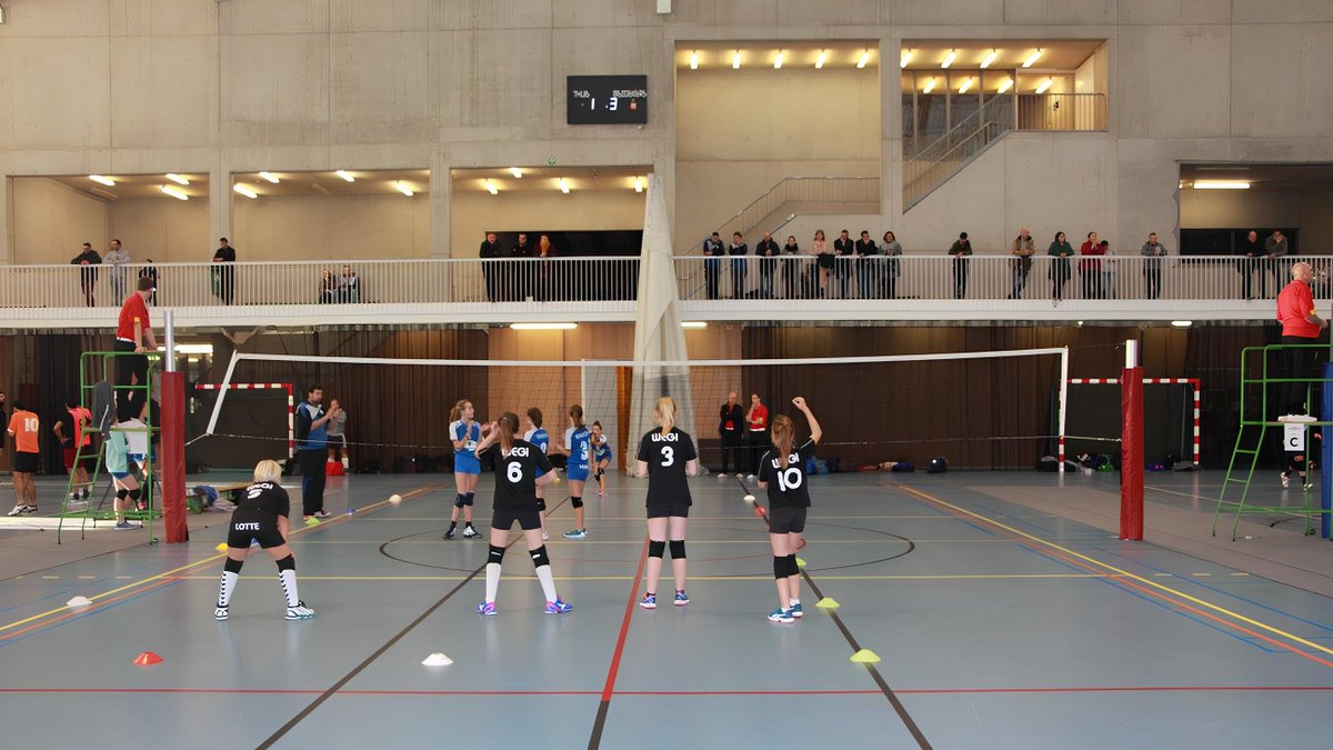 Belçika'dan örnek almamız gereken harika bir dönüşüm projesi; eski bir tren istasyonunun korunup yeniden işlevlendirilerek içerisinde voleybol, basketbol, futbol salonları ve etkinlik alanlarını barındıran harika bir komplekse dönüşümü.