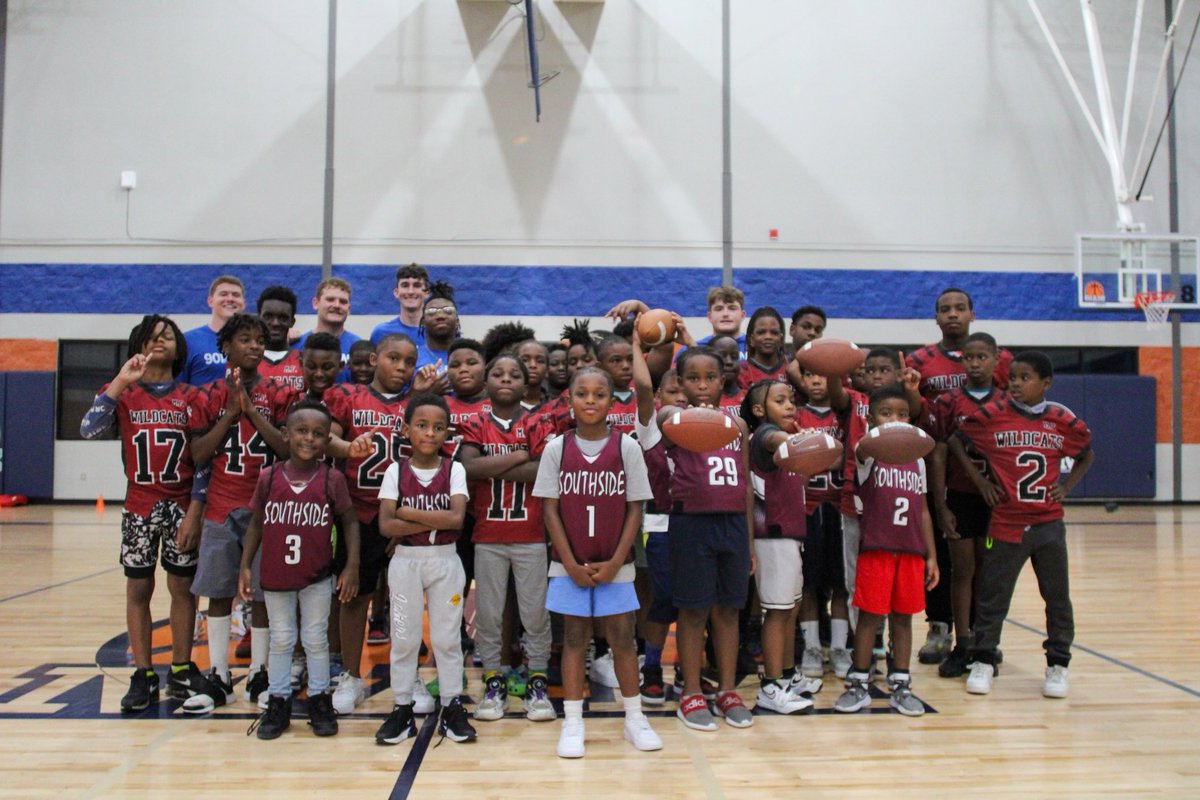 Thank you <a href="/MAM_Sports/">Memphis Athletic Ministries</a> for having me and my teammates at the flag football camp! I loved coaching Memphis youth through some 🏈 drills. To support MAM and their incredible mission, visit bit.ly/3SkM57K to find out how you can get involved! #ad <a href="/901fund/">@901Fund</a>