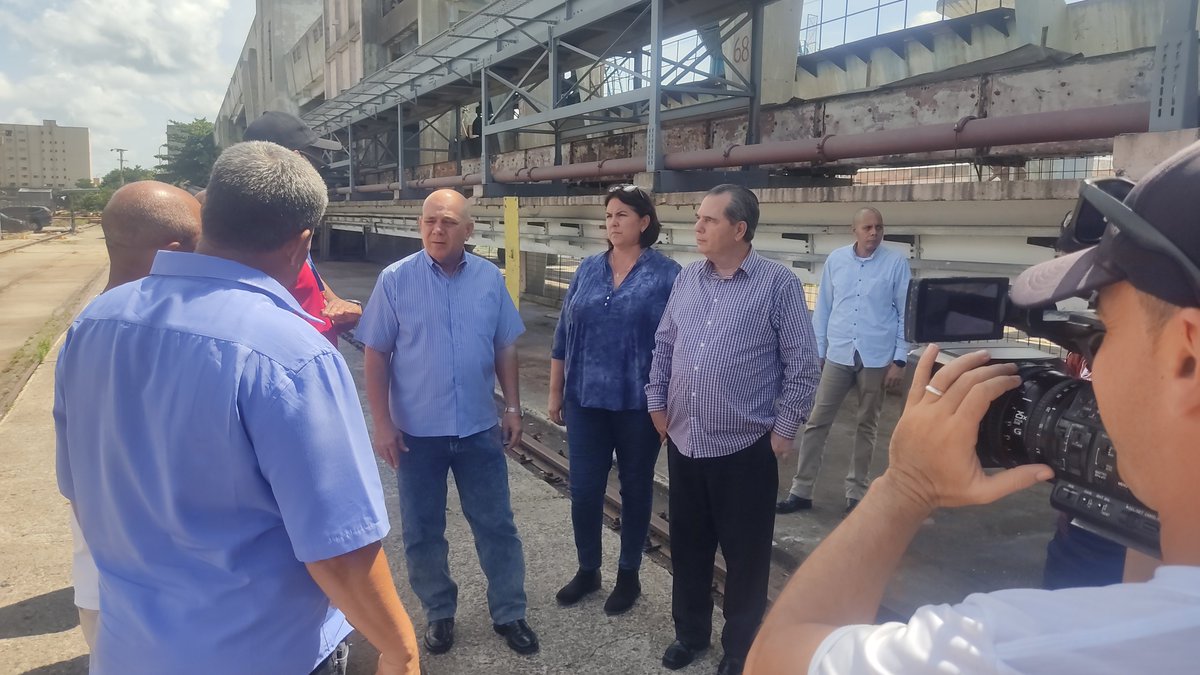 Mayelín del Sol (@solmayelin) on Twitter photo En la +estable industria molinera d las 5 existentes en #Cuba <a href="/DrRobertoMOjeda/">Dr. Roberto Morales Ojeda</a> y <a href="/RamnMonte1/">José Ramón Monteagudo Ruiz</a>
constataron aspectos evaluados en alta fiscalización del #MINAl q realizaron los diputados en recientes sesiones parlamentarias. La fábrica d #Cienfuegos procesa unas 200 T diarias. En la +estable industria molinera d las 5 existentes en #Cuba <a href="/DrRobertoMOjeda/">Dr. Roberto Morales Ojeda</a> y <a href="/RamnMonte1/">José Ramón Monteagudo Ruiz</a>
constataron aspectos evaluados en alta fiscalización del #MINAl q realizaron los diputados en recientes sesiones parlamentarias. La fábrica d #Cienfuegos procesa unas 200 T diarias.