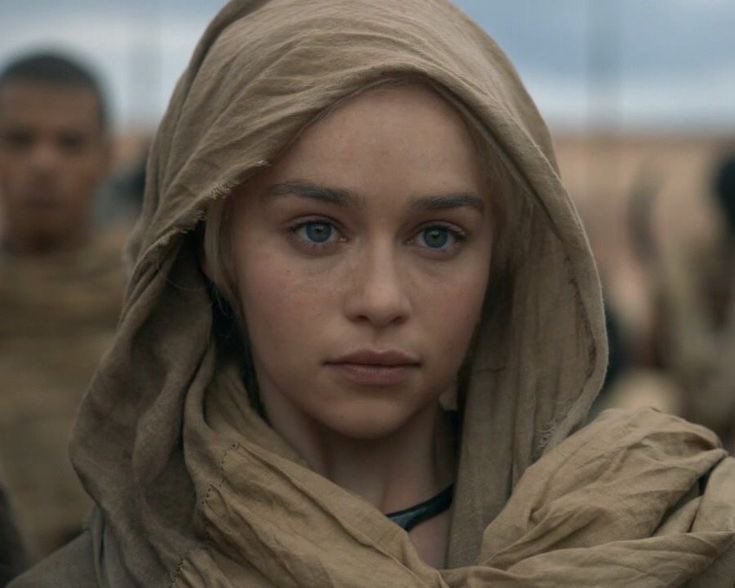 FerasTG's tweet image. ممكن اغلبكم لا يعلم ماذا حدث خلف كواليس الثرونز، ممثل داريو نهاريس الاول سبّب انزعاجات داخل طاقم الممثلين وخصوصاً الممثلات ومنهم اميليا كلارك، طلبت اميليا من HBO ان تطرد الممثل بسبب سلوكه.