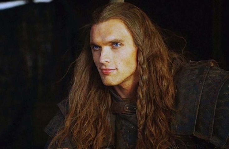 FerasTG's tweet image. ممكن اغلبكم لا يعلم ماذا حدث خلف كواليس الثرونز، ممثل داريو نهاريس الاول سبّب انزعاجات داخل طاقم الممثلين وخصوصاً الممثلات ومنهم اميليا كلارك، طلبت اميليا من HBO ان تطرد الممثل بسبب سلوكه.