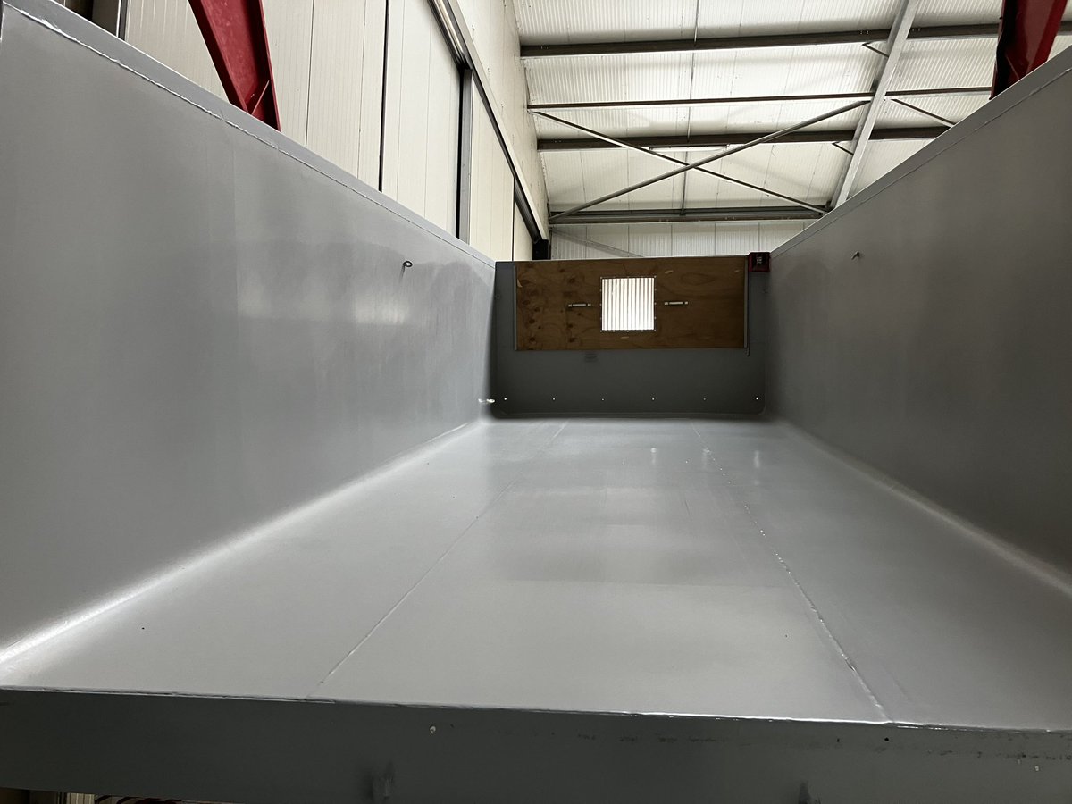 Kipper bak was flink roestig geworden na het natte najaar met paar keer regen erin. Laatst laten glascoaten bij Westerhof in de Emmeloord. Bak zou nu schoner moeten blijven bij plakkerige omstandigheden.