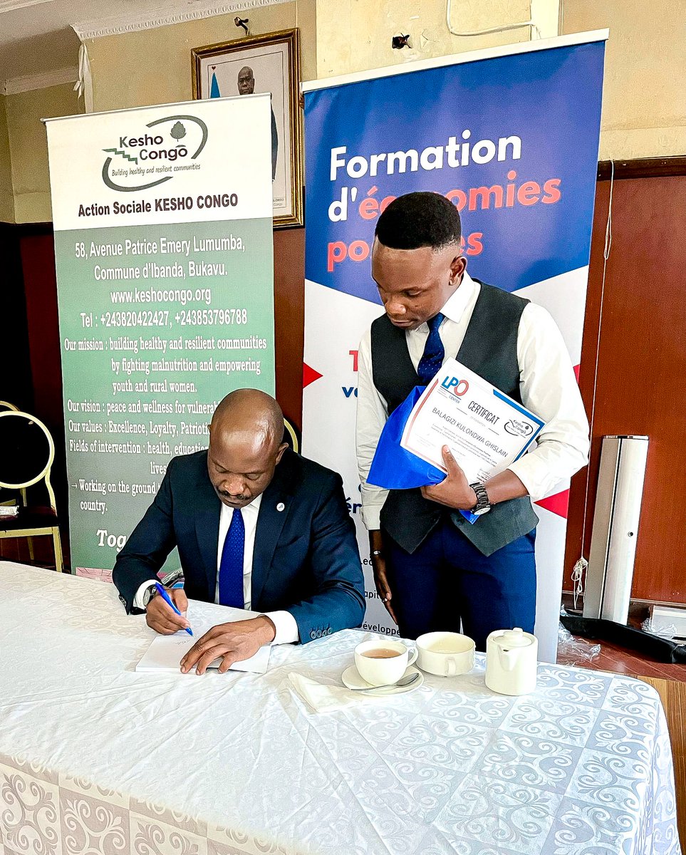 GhislainBalagi1's tweet image. Gratitude infinie à @MichelMuvudi et le #GroupeCIDE, ainsi qu&apos;à @ANyakasane  et l&apos;équipe #Keshocongo, pour la formation inspirante en leadership et développement personnel tenue à Bukavu. Votre dévouement change des vies. Merci ! #Leadership #DéveloppementPersonnel