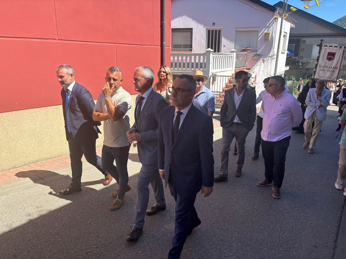 AytoPonferrada's tweet photo. Miembros de la corporación municipal han asistido a Toral de Merayo para celebrar con sus vecinos la misa y procesión en honor a El Salvador, acompañados de la banda de gaitas Templarios del Oza. https://t.co/YW8UggyFQx