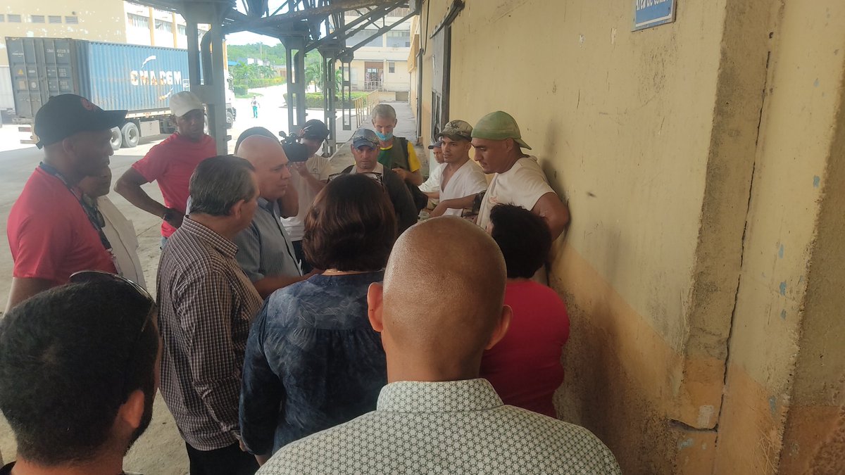Mayelín del Sol (@solmayelin) on Twitter photo ➡️Dialogaron <a href="/DrRobertoMOjeda/">Dr. Roberto Morales Ojeda</a> y
<a href="/RamnMonte1/">José Ramón Monteagudo Ruiz</a> con los trabajadores de la UEB "Cereales #Cienfuegos" para conocer sobre las condiciones de trabajo y la remuneración salarial. En el área d empaque conocieron sobre el rigor d las faenas en turnos d producción continua. ➡️Dialogaron <a href="/DrRobertoMOjeda/">Dr. Roberto Morales Ojeda</a> y
<a href="/RamnMonte1/">José Ramón Monteagudo Ruiz</a> con los trabajadores de la UEB "Cereales #Cienfuegos" para conocer sobre las condiciones de trabajo y la remuneración salarial. En el área d empaque conocieron sobre el rigor d las faenas en turnos d producción continua.