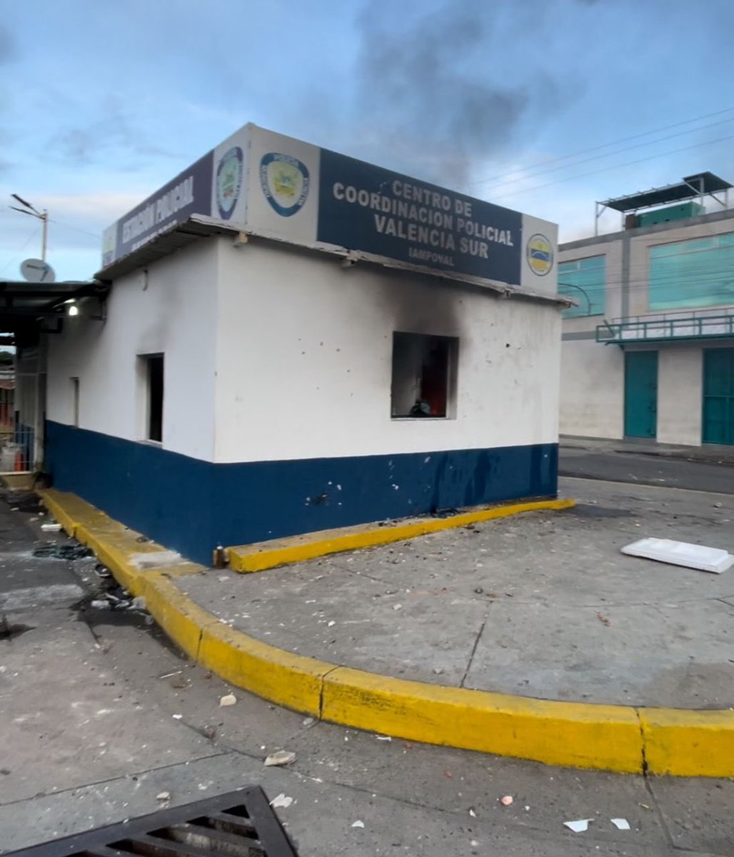 #AHORA || Autoridades militares y policiales informaron que más de 250 sedes de la <a href="/PNBVzla/">Cuerpo de Policía Nacional Bolivariana.</a> fueron atacadas con armas de fuego, explosivos y artefactos incendiarios, propios del terrorismo.