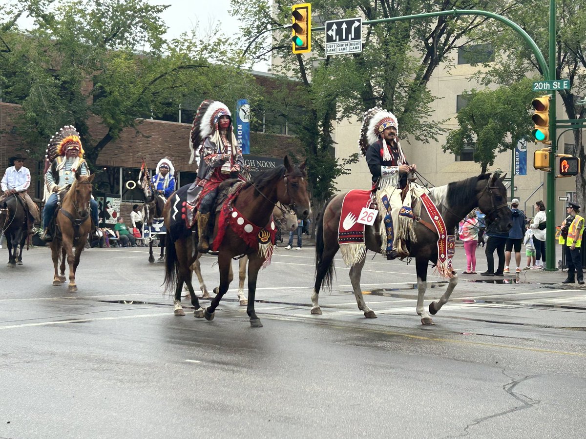 paytonnnz's tweet photo. After a 5 year hiatus the Saskatoon Ex parade is back and a little rain did not stop large crowds from gathering to see this spectacular display🥁✨🎉 #yxe #saskatoonex #parade #saskatoon https://t.co/naEDmoRyV8