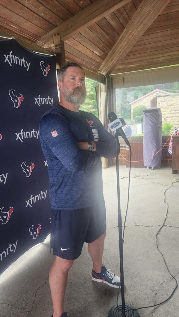 AaronWilson_NFL's tweet photo. 'Elite. One of his super powers is he can go snatch it' #Texans defensive coordinator Matt Burke on a dominant practice from Pro Bowl alternate corner Derek Stingley Jr. @stingjr @KPRC2 https://t.co/8sYGZrVjNW