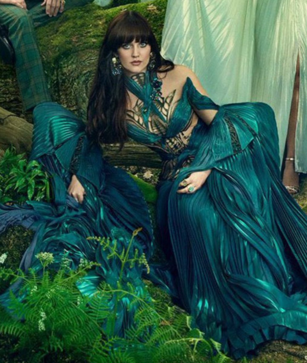 sunderedseas's tweet photo. nobody is talking about this dress like HELLO https://t.co/yWpRtVgQ58