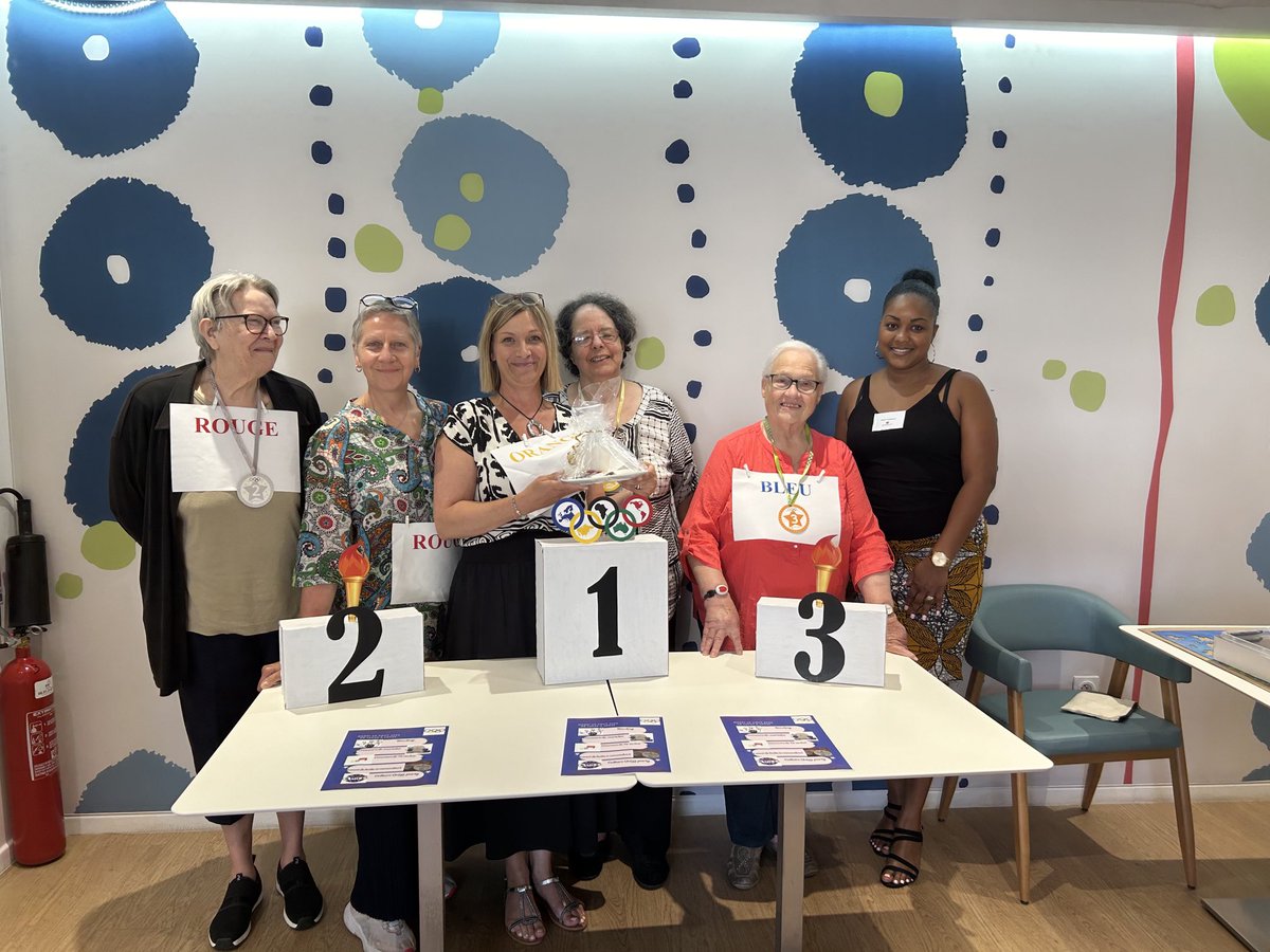 Rien de tel que les Olympiades à @senMantes pour motiver les troupes ! Jeu de la mariole, bowling, lancé de camembert, tirs au but et quiz. Trois équipes sur le podium et une belle après-midi de jeux et de rires ⁦<a href="/senioriales/">Senioriales</a>⁩ #olympiades