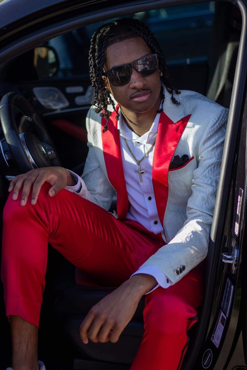 SMH_ATELIER's tweet image. "Why do you need a custom red and cream tuxedo for prom? Because your grand entrance should be memorable enough to make everyone forget the ‘who wore what’ debates. 🔥👔 #PromFashion #RedAndCream #SeanMHortonAtelier"