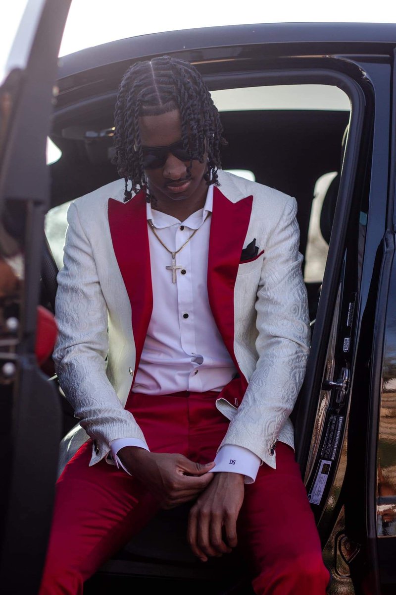 SMH_ATELIER's tweet image. "Why do you need a custom red and cream tuxedo for prom? Because your grand entrance should be memorable enough to make everyone forget the ‘who wore what’ debates. 🔥👔 #PromFashion #RedAndCream #SeanMHortonAtelier"