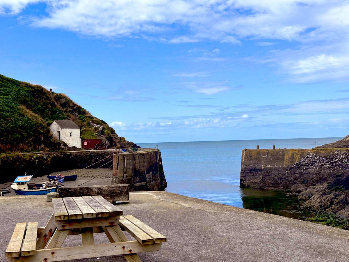 DrElizabethMac1's tweet photo. It’s not a #Pembrokeshire #Summer without a #Caerfai to #Solva coastal path jog, and an #Abereiddy to #Porthgain walk followed, crucially, by a trip to #TheSloopInn &amp; @ShedPorthgain @PembsCoast @VisitPembs @WeAreERC #SummerHolidays #SirBenfro #Wales https://t.co/lQYyeAL538