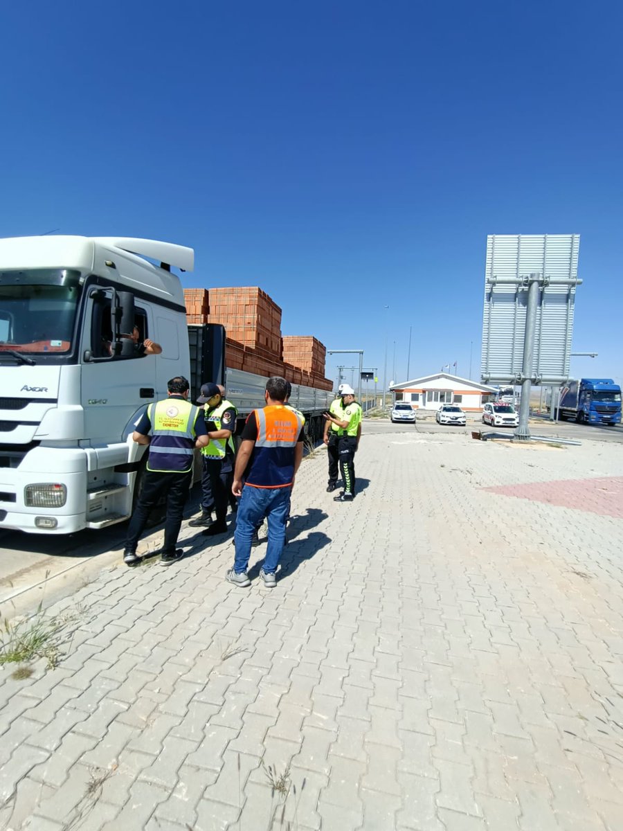 Konya Kadınhanı Karayolu Denetim İstasyonunda Emniyet, Jandarma ve Karayolları 3. Bölge Müdürlüğü ekipleri ile birlikte ortak denetimlerimiz devam etmektedir.