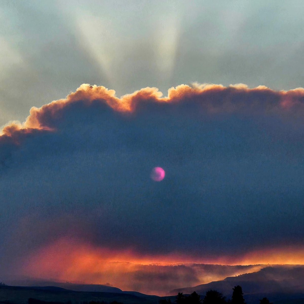 wxguymike's tweet photo. Hauntingly beautiful. Yakima Valley. Photo courtesy of Justin Tornow. #Retreatfire https://t.co/0tHm9jNR8D