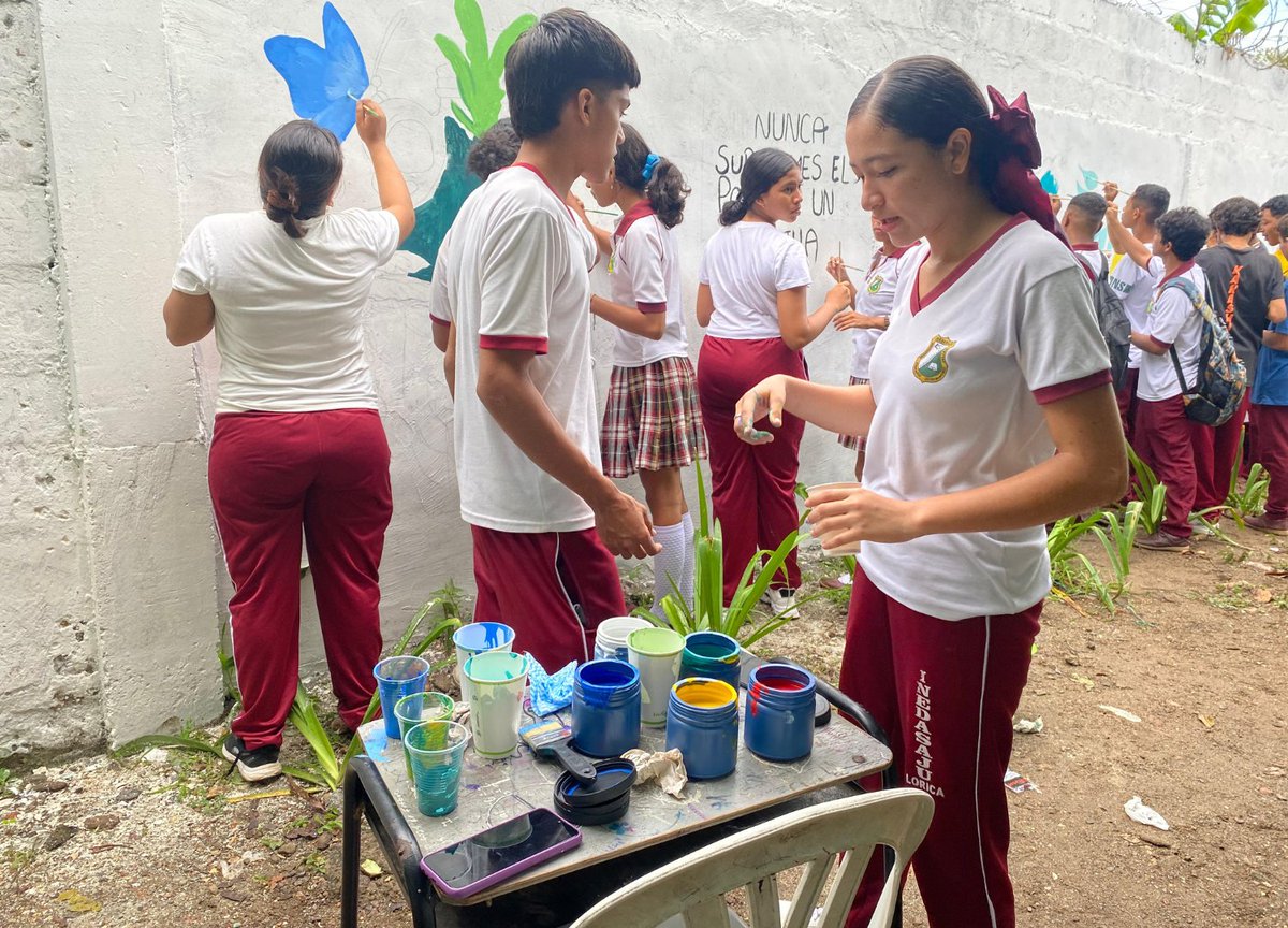 FundacionOmacha's tweet photo. Realizamos la adecuación de unas paredes dentro de la Institución Educativa David Sánchez Juliao, ubicada en el municipio de Lorica, Córdoba para dar lugar a unos murales elaborados por los estudiantes, conmemorando así la importancia del medio ambiente y su conservación. https://t.co/b6VkWRfAo7