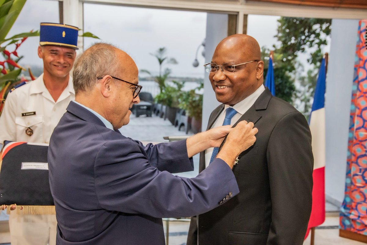 TBirahimaO's tweet photo. Je voudrais saisir l'opportunité que m'offre la semaine nationale de l'excellence pour adresser mes vives et chaleureuses félicitations à mon Directeur de Cabinet, M. Jean-Paul Malan, ainsi qu'à mon Directeur de Cabinet Adjoint, le Général de Brigade Touré Sori, tous deux récemment élevés au grade de Chevalier de la Légion d'Honneur par l'État français.

Cette distinction, qui nous honore, matérialise la reconnaissance de la qualité de leur travail, au quotidien, à nos côtés.

Je formule pour eux et leurs familles respectives des vœux de santé, de bonheur et de réussite dans la suite de leurs carrières professionnelles.

#MEMDEF #COOPÉRATION 🇨🇮🇫🇷