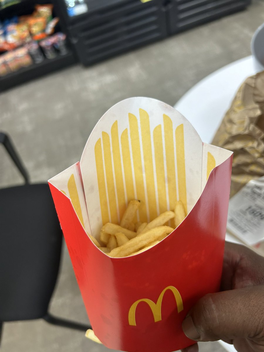 HicksGruffworld's tweet photo. @McDonalds And this is supposed to be a large fries https://t.co/dcATBUVrp9