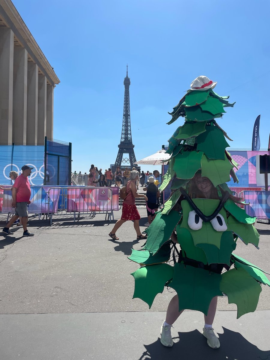 GoStanford's tweet photo. L’arbre à Paris! 🌲🇫🇷

Our VIP has arrived for #Paris2024: @DaStanfordTree 

#GoStanford https://t.co/cNaY8lPCjb