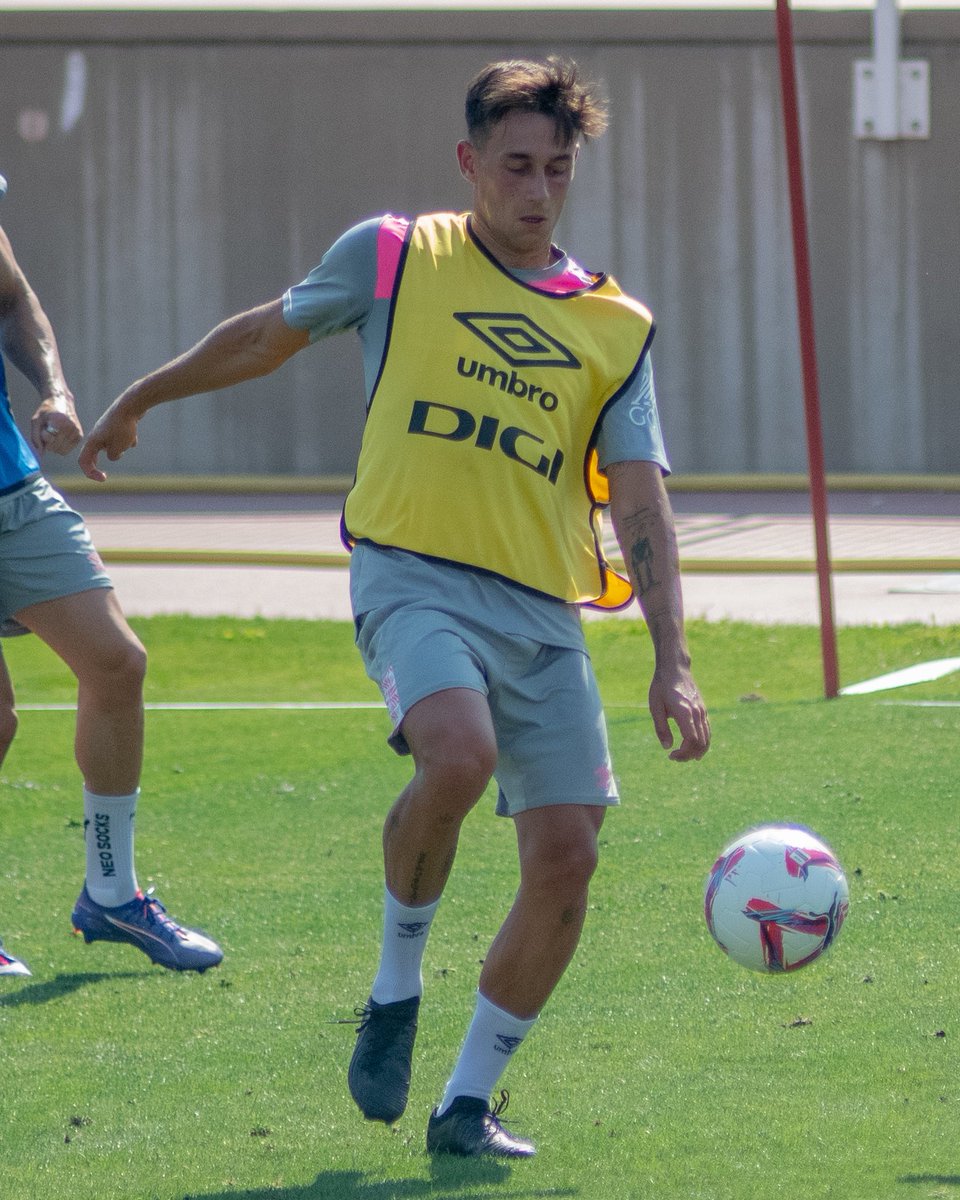 RayoVallecano's tweet photo. 🤩 Primer día juntos 🤝🏻

@pechdiaz_10 https://t.co/odbFAYGvl3
