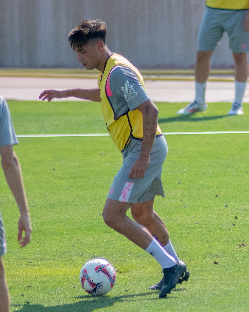 RayoVallecano's tweet photo. 🤩 Primer día juntos 🤝🏻

@pechdiaz_10 https://t.co/odbFAYGvl3