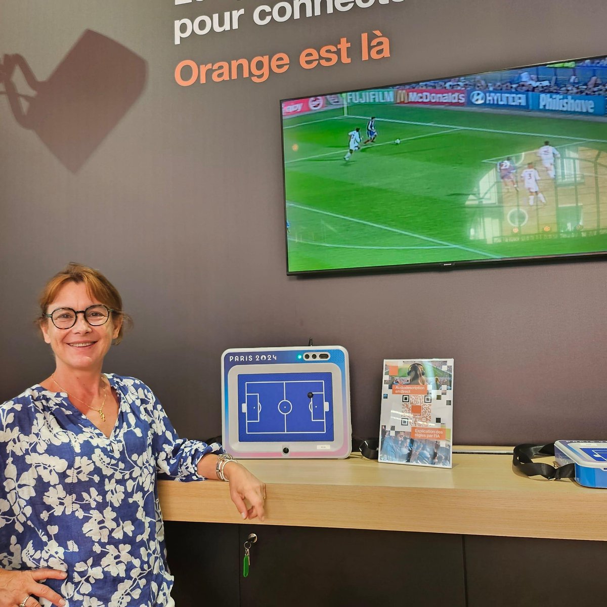 mno_jl's tweet photo. Pour #Paris2024, la Halle des Blancs Manteaux se met aux couleurs de l’inclusion avec @orange !🚀
Parmi les démos : une tablette vibrante pensée pour les déficients visuels, permettant de suivre en direct la position du ballon.
On révolutionne la technologie sportive ! 👏 https://t.co/riGsCHb4OR