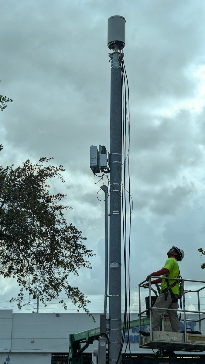 acetheillest's tweet photo. These are new style of small cells are popping up around the area in Broward and Dade County I noticed. I pulled over and the asked the guys working on and they said it’s for Verizon and T-Mobile.  Anyone of aware of them using the same small cell, is that’s even possible? https://t.co/RV4YdfXZGb
