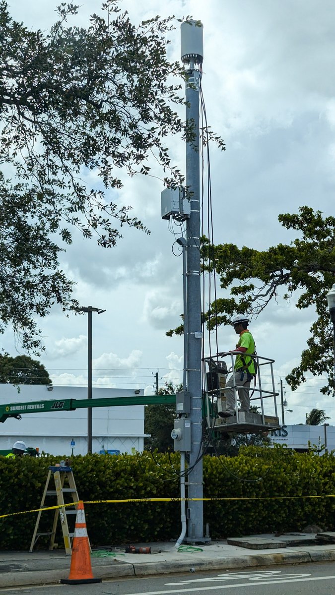 acetheillest's tweet photo. These are new style of small cells are popping up around the area in Broward and Dade County I noticed. I pulled over and the asked the guys working on and they said it’s for Verizon and T-Mobile.  Anyone of aware of them using the same small cell, is that’s even possible? https://t.co/RV4YdfXZGb