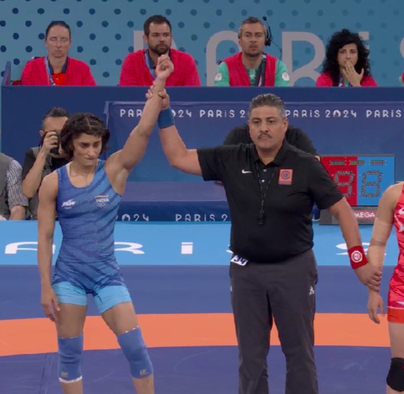 शाबाश विनेश! कमाल कर दिया. पहली भारतीय महिला पहलवान जो ओलंपिक फाइनल खेलेंगी. 

कितनी बाधाओं को पार किया. आपको कितना बदनाम करने की कोशिशें हुईं, लेकिन सब बेकार.

विरोधियों के मुंह बंद हैं और आप एक दम खरे सोने की तरह आसमान में चमक रही हैं. 🇮🇳 #GoForGold 🥇 <a href="/Phogat_Vinesh/">Vinesh Phogat</a>