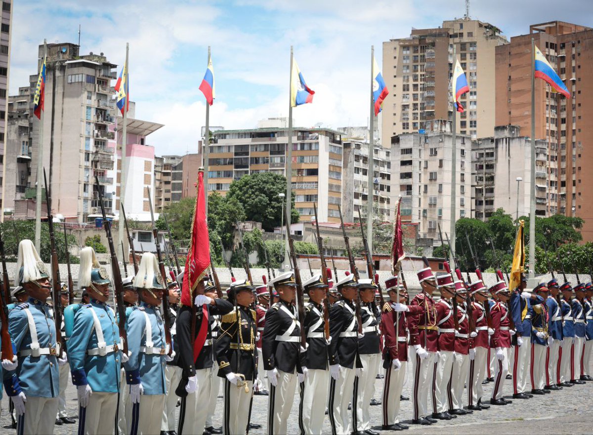 #EnFotos📸 Desde el Panteón Nacional, en Caracas, la Vicepresidenta Ejecutiva de la República, <a href="/delcyrodriguezv/">Delcy Rodríguez</a> en compañía de autoridades nacionales, participa en el acto de conmemoración al Bicentenario de la Batalla de Junín. 

#06Ago
#ChaoWhatsApp