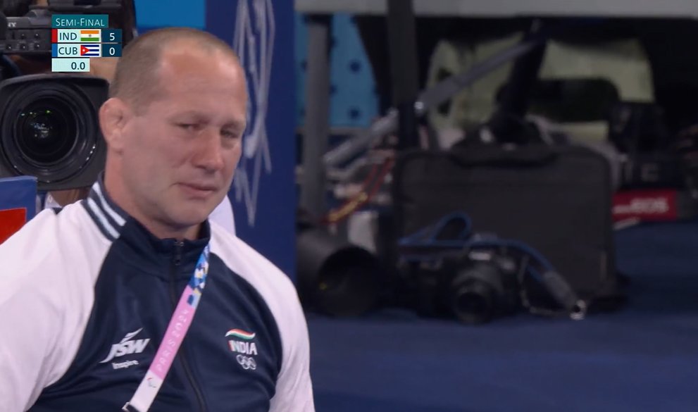#Wrestling #Paris2024

VINESH PHOGAT, FIRST INDIAN WOMAN IN AN OLYMPIC FINAL❤️

She blanks Cuba 5-0 in the semi-finals to assure India a medal. Vinesh in tears, coach Woller Akos in tears, India in tears😭

scroll.in/field/1071688/…