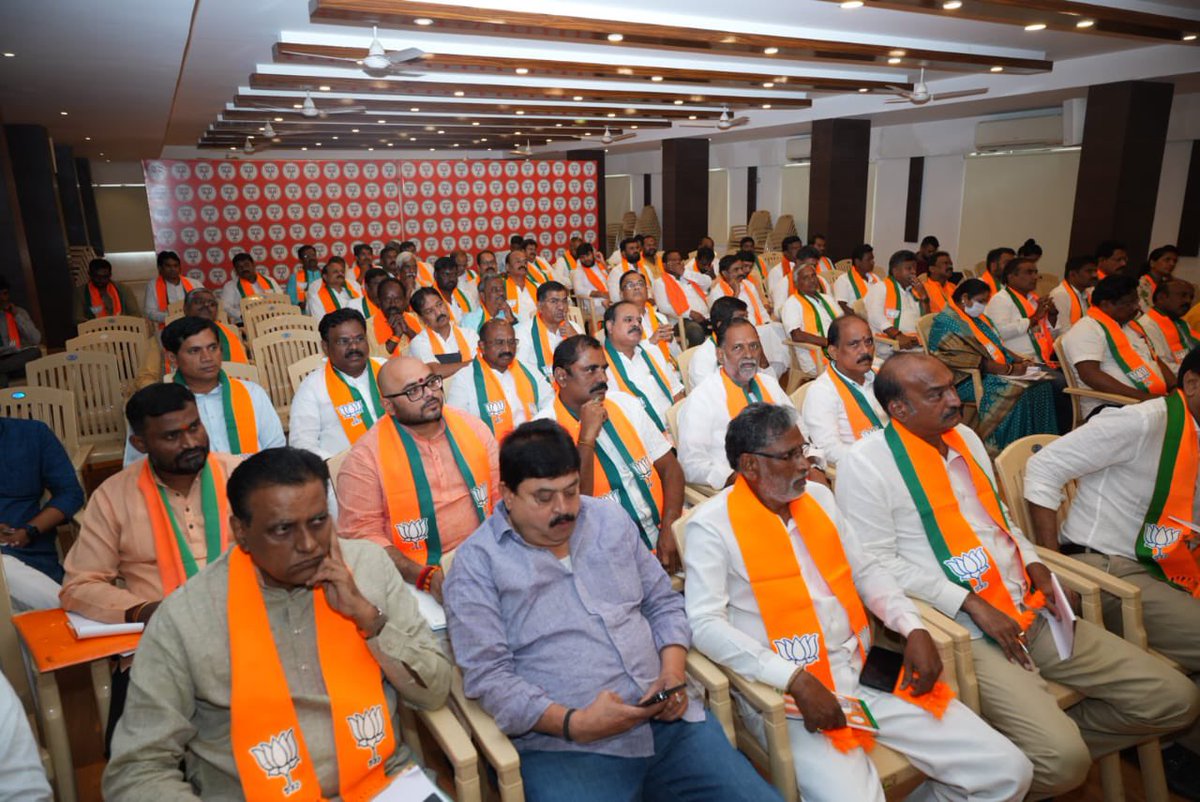 kishanreddybjp's tweet photo. ఇవాళ హైదరాబాద్ లోని బీజేపీ రాష్ట్ర కార్యాలయంలో జరిగిన రాష్ట్ర పదాధికారుల సమావేశంలో పాల్గొన్నాను. 

ఈ సందర్భంగా కేంద్రంలో నరేంద్ర మోదీ గారి పాలనలో జరుగుతున్న అభివృద్ధిని, రాష్ట్రంలో కాంగ్రెస్ ప్రభుత్వం హామీల రూపంలో ప్రజలను మోసం చేసిన విధానాన్ని తెలంగాణ ప్రజల్లోకి బలంగా తీసుకెళ్లాలని సూచించాను.

@BJP4India @BJP4Telangana 
@JPNadda @blsanthosh