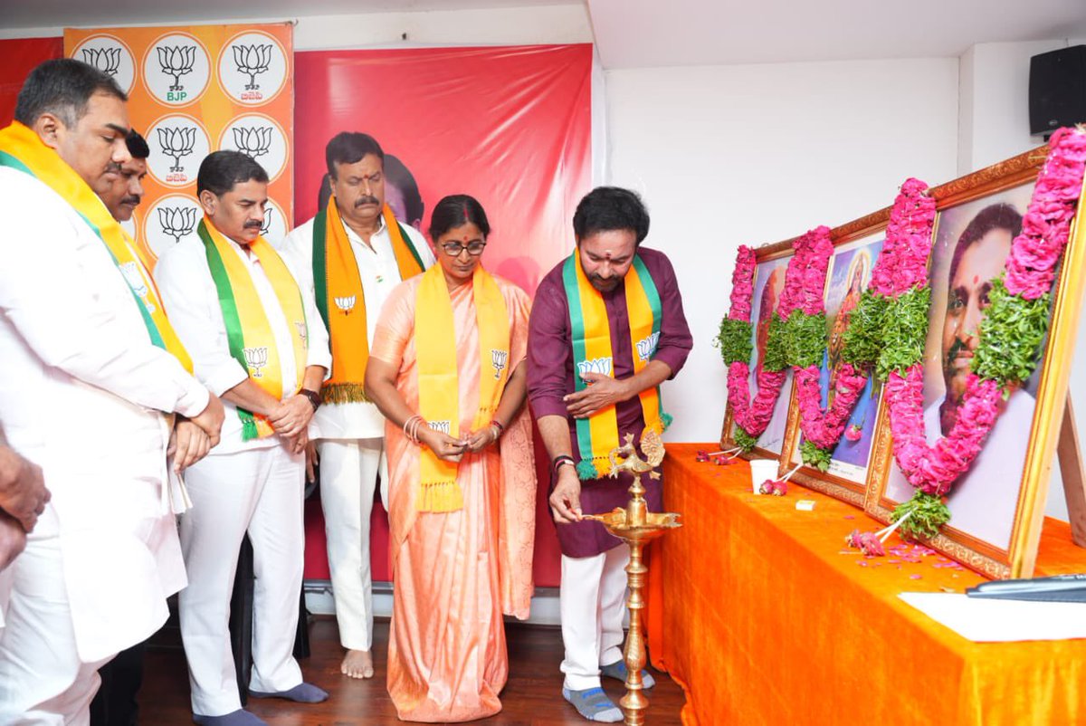 kishanreddybjp's tweet photo. ఇవాళ హైదరాబాద్ లోని బీజేపీ రాష్ట్ర కార్యాలయంలో జరిగిన రాష్ట్ర పదాధికారుల సమావేశంలో పాల్గొన్నాను. 

ఈ సందర్భంగా కేంద్రంలో నరేంద్ర మోదీ గారి పాలనలో జరుగుతున్న అభివృద్ధిని, రాష్ట్రంలో కాంగ్రెస్ ప్రభుత్వం హామీల రూపంలో ప్రజలను మోసం చేసిన విధానాన్ని తెలంగాణ ప్రజల్లోకి బలంగా తీసుకెళ్లాలని సూచించాను.

@BJP4India @BJP4Telangana 
@JPNadda @blsanthosh